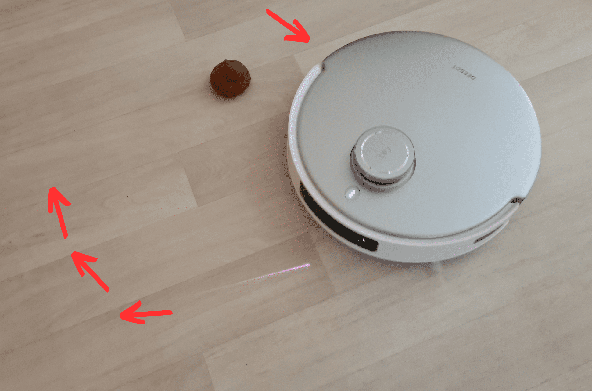 Der ECOVACS DEEBOT T20 OMNI umfährt ein flaches Hindernis im Test.